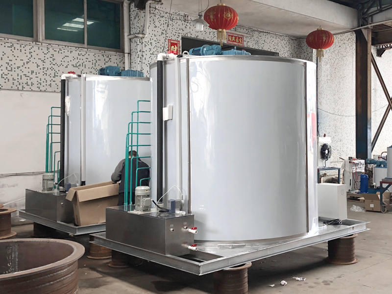 Large-sized flake ice evaporator